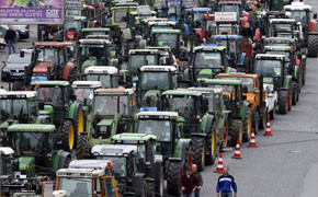 Demonstration gegen Alkoholverkaufsverbot: Tankstellenunternehmer gehen auf die Straße Demonstration Milchbauern