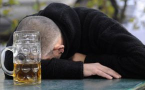 Kampftrinken: Ein Prosit der Hirnlosigkeit Kampftrinken: Ein Prosit der Hirnlosigkeit