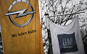 Ladenhüter: Opel-Mutter General Motors stoppt Elektroauto-Produktion Flaggen der Automobilhersteller Opel (links) und General Motors (GM) wehen in Bochum.