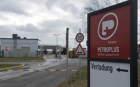 1,28 Milliarden Euro fehlen: Raffineriebetreiber Petroplus ist insolvent Ein Schild mit der Aufschrift "Petroplus" weist vor dem Gelände der Raffinerie von Petroplus auf eine Zufahrt hin.