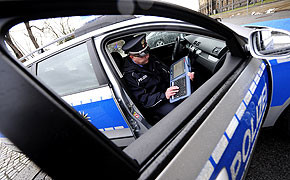 E10-News: Bundespolizei tankt keinen Biosprit Unverdächtig: Der Polist prüft nicht, ob sein Dienstwagen E10 veträgt.
