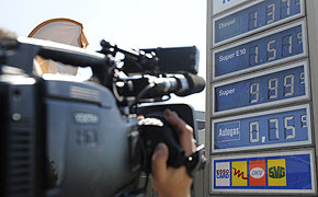Super-Dilemma: Astronomische Preiskapriole Medieninteresse: Ein Tankstelle in Filderstadt schafft es ins Fernesehen, weil sie einen Liter Super für 9,99 Euro anbietet.