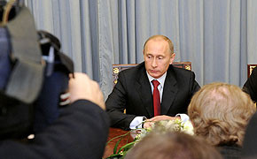 Wladimir Putin, der russiche Ministerpräsident, wirbt öffentlich dafür, dass Shell verstärkt ins russische Ölgeschäft einsteigt.