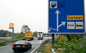 Umfrageergebnis: Autobahnraststätten zu teuer Autobahnraststätten haben in der Ferienzeit Hochbetrieb, auch wenn viele Deutsche den Service als zu teuer empfinden.