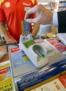 Service: Shell baut Bargeld-System aus Shell-Cash, Bargeld abheben