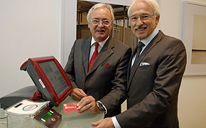 Sparkassen und Esso: Kooperation zum kontaktlosen Bezahlen Chefsache: Werner Netzel (li.), Geschäftsführendes Vorstandsmitglied des Deutschen Sparkassen- und Giroverbandes (DSGV), und Esso-Vorstandsvorsitzender Gernot Kalkoffen demonstrieren das kontaktlose Bezahlen.