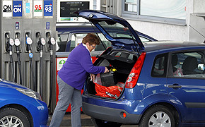 Tanktourismus: Slubice (Polen) fest in deutscher Hand Eine deutsche Autofahrerin stellt an einer Tankstelle in der Genzstadt Slubice (Polen) einen Benzinkanister in einen Kofferraum.
