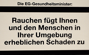 Das Laster siegt: Raucher sind immun gegen Warnhinweise Warnhinweise sind realtiv harmlos im Vergleich zu den Schockbildern, die in anderen Ländern erlaubt sind.