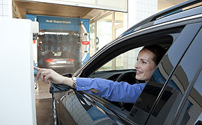 Reinfahren und sitzen bleiben: WashTec startet "Drive-In Carwash" Portalbesuch: Bei WashTecs "Drive-In Carwash" kan Frau im Auto bleiben.