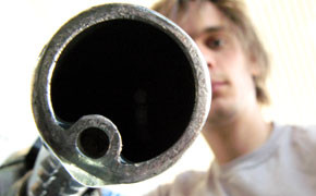Tankstellen-Prügelei mit der Zapfpistole Zapfhahn, Gesicht