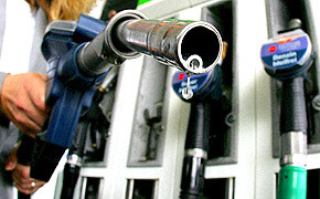 Mutig: Tankwart wirft Räuber aus Tankstelle Zapfpistole