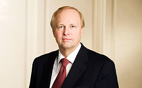 "Wendepunkt": BP gewinnt wieder Robert Dudley übernahm den Chefposten, nachdem Tony Hayward am 1. Oktober 2010 in Folge der Katastrophe im Golf von Mexiko zurückgetreten war.