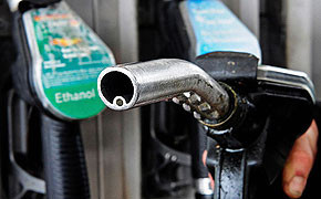 E10-Kraftstoff: Vor allem im Osten startet der neue Biosprit Der Ethanolgehalt steigt auf 10 Prozent im neuen E10-Kraftstoff.