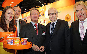Der Bundeswirtschaftsminister schaut sich auf der ISM um.