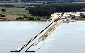 Medwedew und Merkel drehen auf: Russisches Erdgas fließt direkt nach Deutschland Auf diesem Bild vom 5. Juli 2010 liegt der erste Strang der Ostsee-Pipeline auf dem Gelände der heutigen Anlandestation am Ufer in Lubmin.