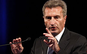 Forderung: EU-Kommissar Günther Oettinger fordert mehr Ehrlichkeit von der Politik - gerade in der Spritpreisdebatte.