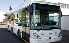 Technische Weltneuheit: Weltweit erster Linienbus mit Brennstoffzellen Triple Hybrid System Linienbus mit Triple Hybrid System