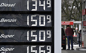 Tanktourismus: Ösis tanken billig bei Bajuwaren? Nach der Mineralölsteuererhöhung in Österreich erscheint der Dieselpreis in Bayern attraktiv für unseren Nachbarn.