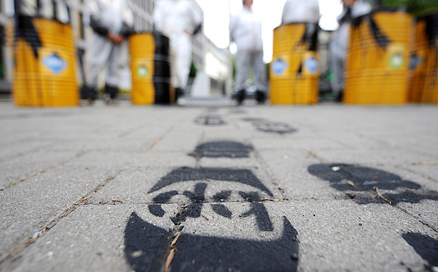 Folgen von Deepwater Horizon: US-Regierung schließt BP vorläufig von Neuaufträgen aus Greenpeace-Aktivisten hatten nach der Explosion der Ölplattform "Deepwater Horizon" in Bochum vor der Konzernzentrale des Ölherstellers BP schwarze Fussabdrücke mit dem Abdruck "bp" auf den Gehweg angebracht.
