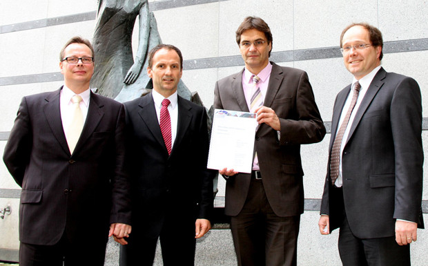 V.l.n.r.: Dr. Klaus-R. Frisch, Technischer Direktor Deutscher Verband Flüssiggas e.V. 
Markus Eder, Vorstand Deutscher Verband Flüssiggas e.V., Dr. Peter Liese, MdEP
Prof. Dr.-Ing. Thomas Heinze, Hochschule für Technik und Wirtschaft des Saarlandes