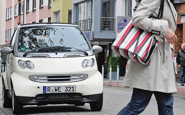 Kooperation gescheitert: RWE und China bauen keine E-Autos zusammen Ein Elektro-Smart im Stadtverkehr Berlins.
