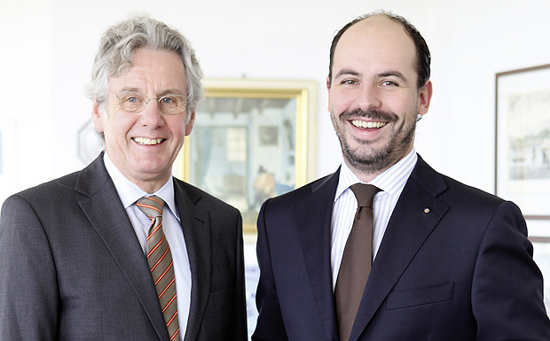 "Wirtschaftswoche": Pöschl Tabak zählt zu den 20 wachstumsstärksten Mittelständlern Dr. Ernst Pöschl (l.) und Patrick Engels, Geschäftsführer von Pöschl Tabak, fordern die politischen Entscheidungsträger und die mit der Materie befaßten öffentlichen Stellen vehement auf, sich gegen die überzogenen, wissenschaftlich nicht begründeten und