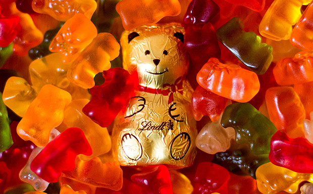 Ein Schokoladen-Goldbaer des Schokoladenherstellers Lindt & Sprüngli und Haribo Goldbären. Haribo klagte gegen die Vermarktung des in Goldfolie verpackten Teddybären aus Schokolade der Firma Lindt, da eine Verwechslungsgefahr mit dem Haribo Goldbären best