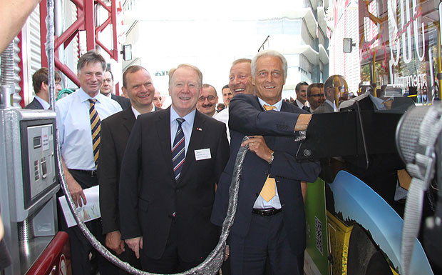 Busbetanker: Bundesverkehrsminister Peter Ramsauer (r.) startet ein Biodiesel-Fuhrpark-Projekt in Coburg. Symbolisch mit der Zapfpistole.