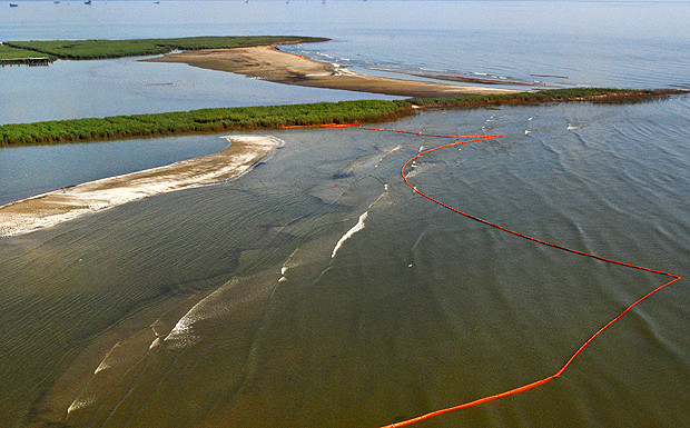 Schutzsperren sollten im Golf von Mexiko vor der Küste Louisiannas (USA) verhindern, dass Öl, das durch eine Explosion der Ölplattform Deepwater Horizon austrat, das Ufer des Bundesstaates erreicht (Foto vom 6. Mai 2010).