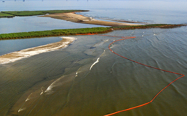USA: BP zahlt 4,5 Milliarden nach Öl-Katastrophe Schutzsperren sollten im Golf von Mexiko vor der Küste Louisiannas (USA) verhindern, dass Öl, welches durch die Explosion der Ölplattform "Deepwater Horizon" austrat, das Ufer des Bundesstaates erreicht. "Deepwater Horizon" war am 22. April 2010 explodier