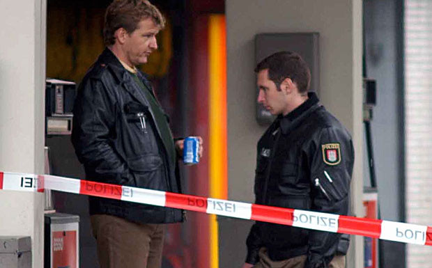 Abgesichert: Polizeibeamte beim Einsatz an einer Tankstelle.