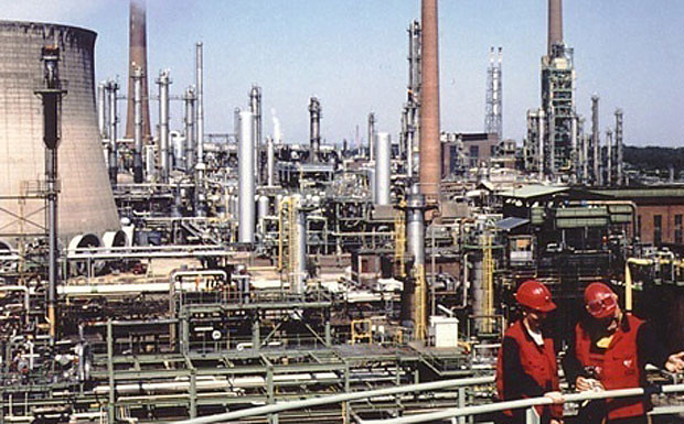 Zu DEA-Zeiten: Die Raffinerie Köln-Wesseling, die heute Shell gehört und bei der es im Februar eine Kerosinhaverie gegeben hat.