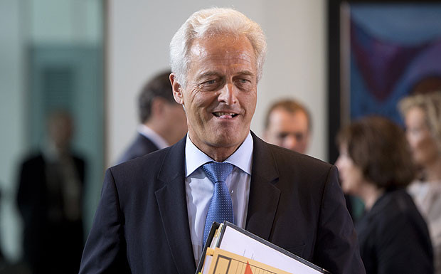 Ob mit oder ohne Pkw-Maut: Bundesverkehrsminister Peter Raumsauer fordert mehr Geld für den Verkehrsetat.