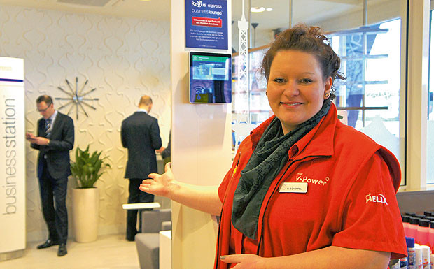 Premiere: Michéle Scheffel, von der Shell-Station in der Berliner Oranienstraße, stellt die Business Lounge vor.