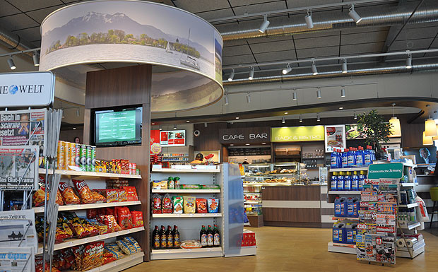 Heimatbezug: Chiemsee und Alpen bringt ein Rundbanner mitten in den Shop vom Tankszentrum Chiemsee bei Grabenstätt.