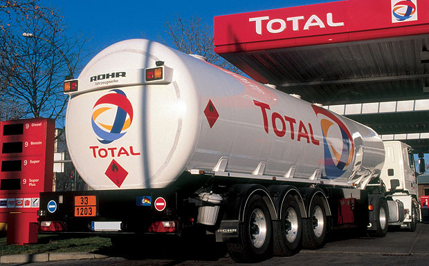 Total: Zu den Vorzeigeobjekten wie die Tankstelle in Berlin zählt das ein kanadisches Ölsandprojekt nicht mehr. 