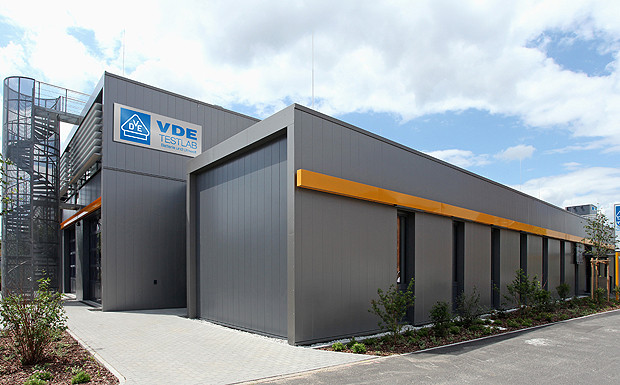 Verband fordert: Deutlich schärfere Prüf- und Zulassungskriterien für Elektrofahrzeuge Das VDE-Testzentrum Batterie und Umwelt in Offenbach wurde am 5. Juli 2012 eröffnet.