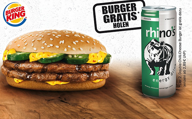 Gratis Burger: Rhino´s und Burger King kooperieren Auf jeder Dose Rhino’s Energy gibt es einen Coupon. Dieser kann in allen teilnehmenden Burger King Restaurants beim Kauf eines Double-Chili-Cheese Burgers gegen einen zusätzlichen gratis Double-Chili-Cheese Burger eingelöst werden.