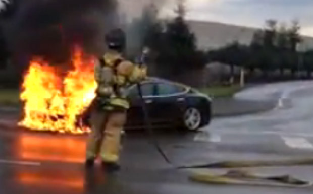 Nach Brand von Tesla-E-Fahrzeug : Daimler und BMW machen sich keine Sorgen um Sicherheit tesla-model-s-feuer