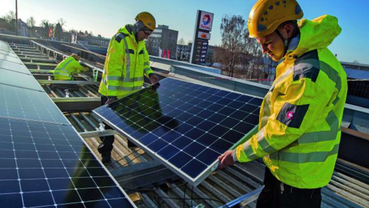 Photovoltaik_Anlage_Tankstelle_Bauarbeiter