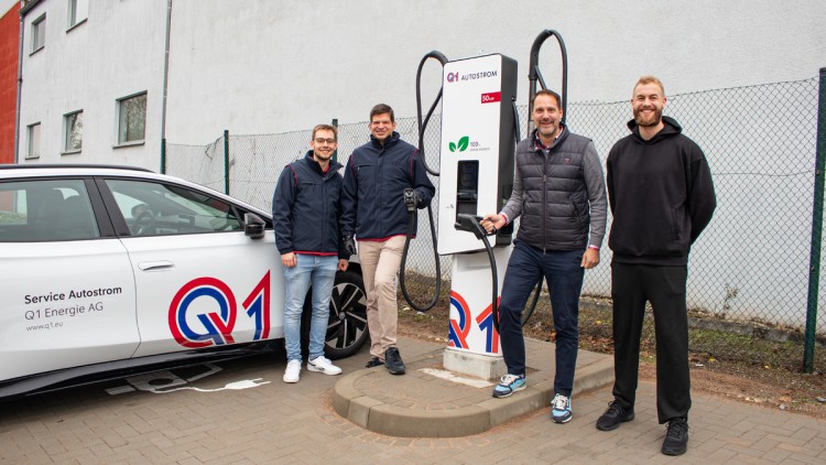 Leonardo Ziegler (Q1), Frederick Beckmann (Q1), Sascha Bartsch (OSC) und Pascal Niermann (OSC) bei der gemeinsamen Inbetriebnahme.