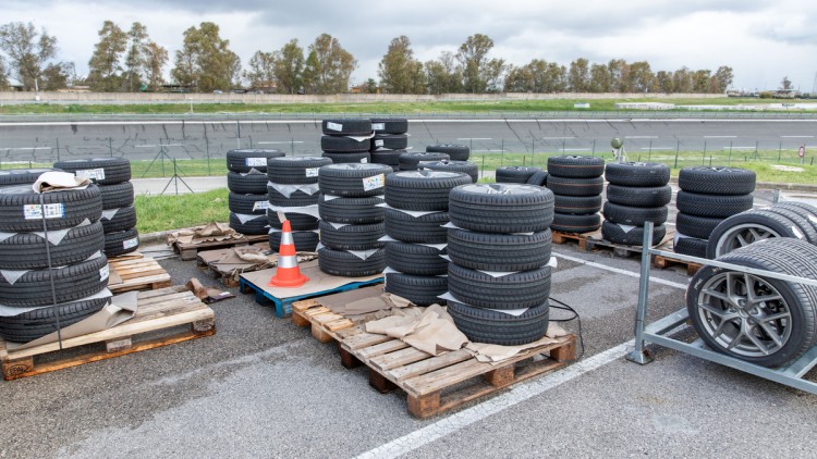 Im Test sind neun Sommerreifen der Dimension 225/45 R17, im Foto der Stapel an Rädern, die montiert und demontiert werden müssen