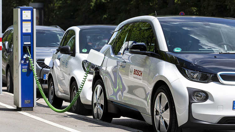 Ladenetz für E-Autos: Fortschritte, aber regionale Unterschiede