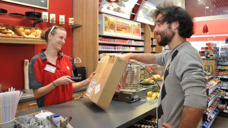 Paketübergabe in einer Sprint-Tankstelle in München