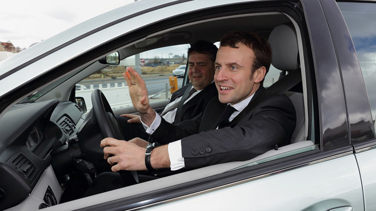Emmanuel Macron und Sigmar Gabriel bei Eröffnung der Wasserstoff-Tankselle von Total in Berlin