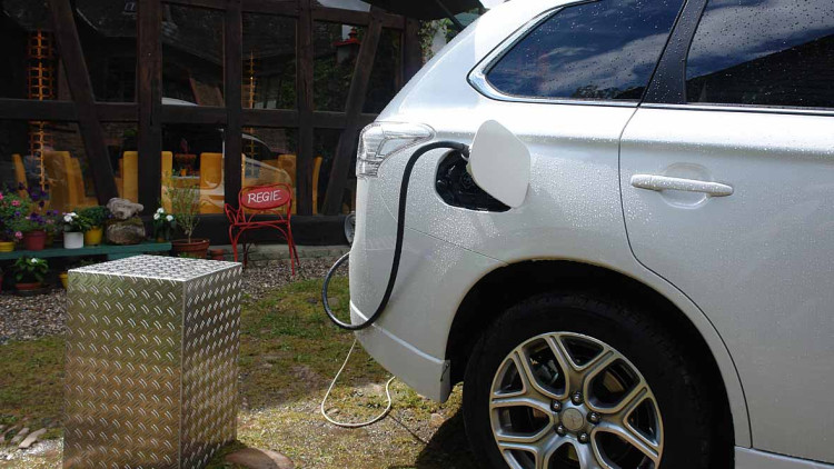 Mitsubishi Outlander Plug-in-Hybrid als Stromspeicher