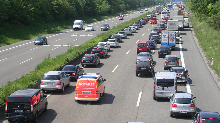 Straßenverkehrsrecht: Neue Regel zur Bildung der Rettungsgasse