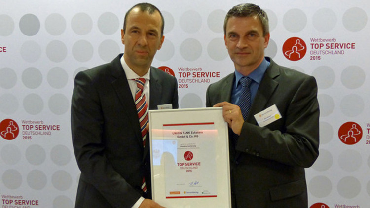 Kay Otte, Leiter Marketing von UTA erhält die Urkunde von Kai Riedel, Geschäftsführer von Service Rating.