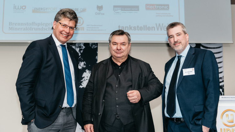 Uniti-Vorsitzender Udo Weber (l.), ­Uniti-Hauptgeschäftsführer Elmar Kühn (r.), Sportreporter Waldemar Hartmann (M.)