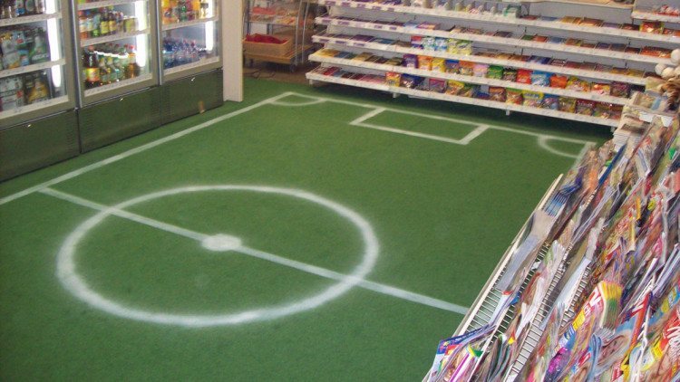 Die WM-Deko 2014 in der Hamburger Esso-Tankstelle von Martina Rehder.